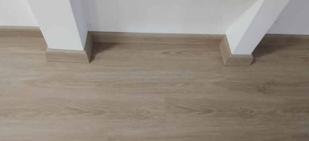 Piso flotante vinilico spc con barrederas color hazelnut