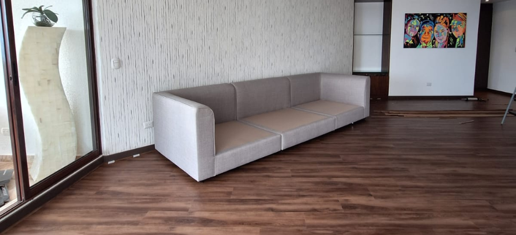 tarima flotante spc click para sala; revestimiento flotante spc color Walnut caf&eacute; obscuro